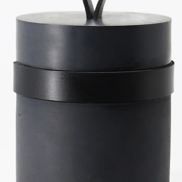 LIMEN DARK - Türstopper aus Beton mit langer Lederschlaufe
