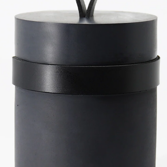 LIMEN DARK - Türstopper aus Beton mit langer Lederschlaufe