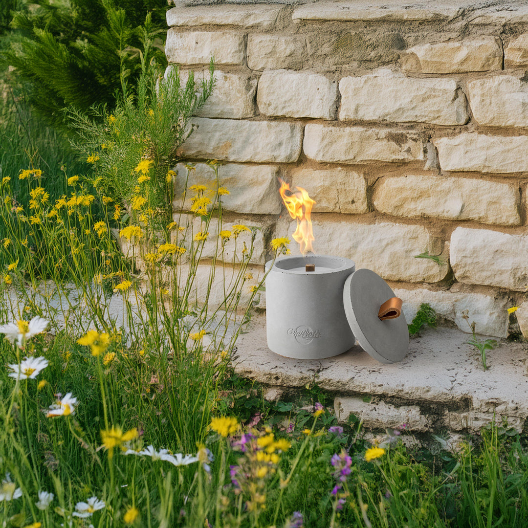 Feuer in vor Natursteinmauer