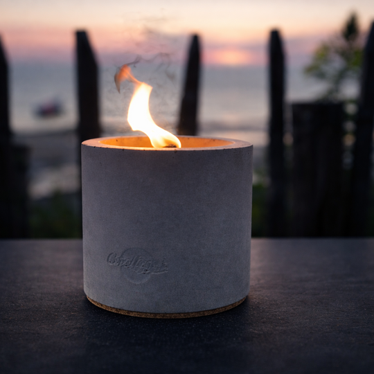 ROQ LIGHT - Feuer aus Beton. Einfach Wachs nachfüllen