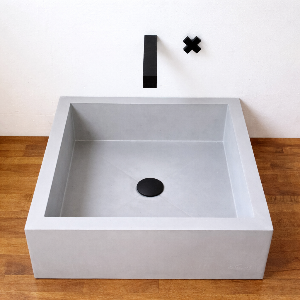 X47 - Beton-Waschbecken mit schwarz-mattem Pop-up Ventil