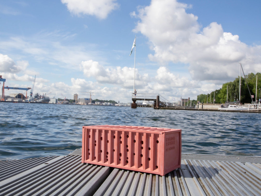 BEECONTAINER - Bienenhotel aus Beton im Container-Design
